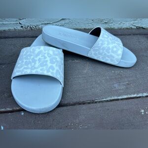 “PINK” Women’s Single Strap Slide Sandal Size Large Gray Sole W/gray Snake Print